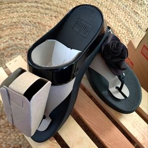 Women's patent leather Fitflop sandals size 9 New in box black